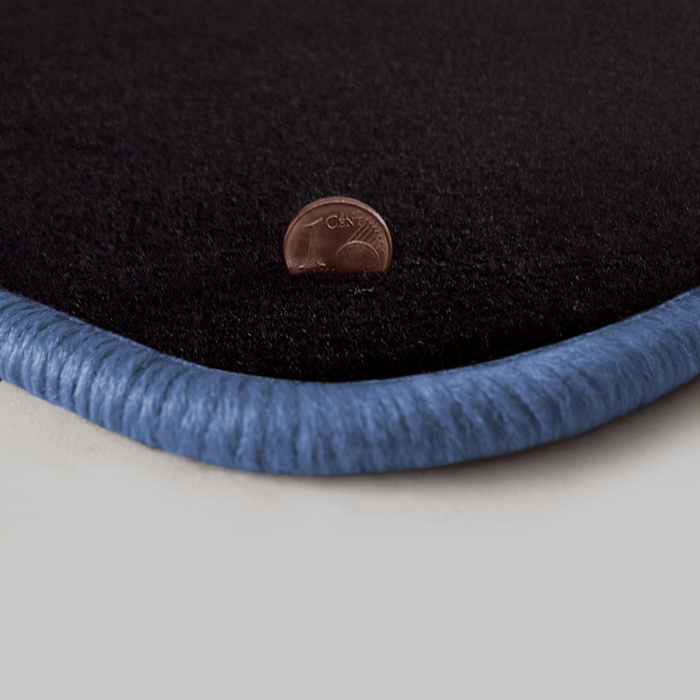 Eine Ecke als Beispiel einer Fussmatte Velours schwarz mit Rand in flieder.