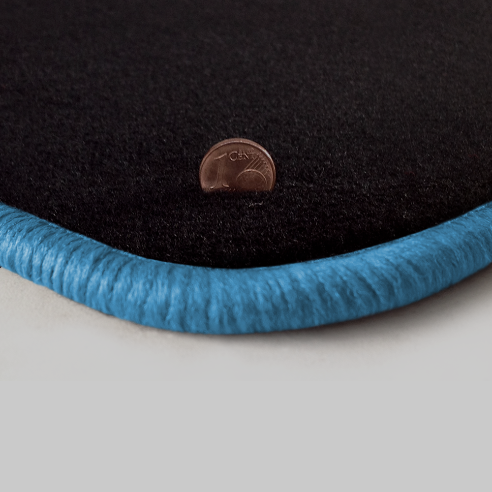 Eine Ecke als Beispiel einer Fussmatte Velours schwarz mit Rand in hellblau.