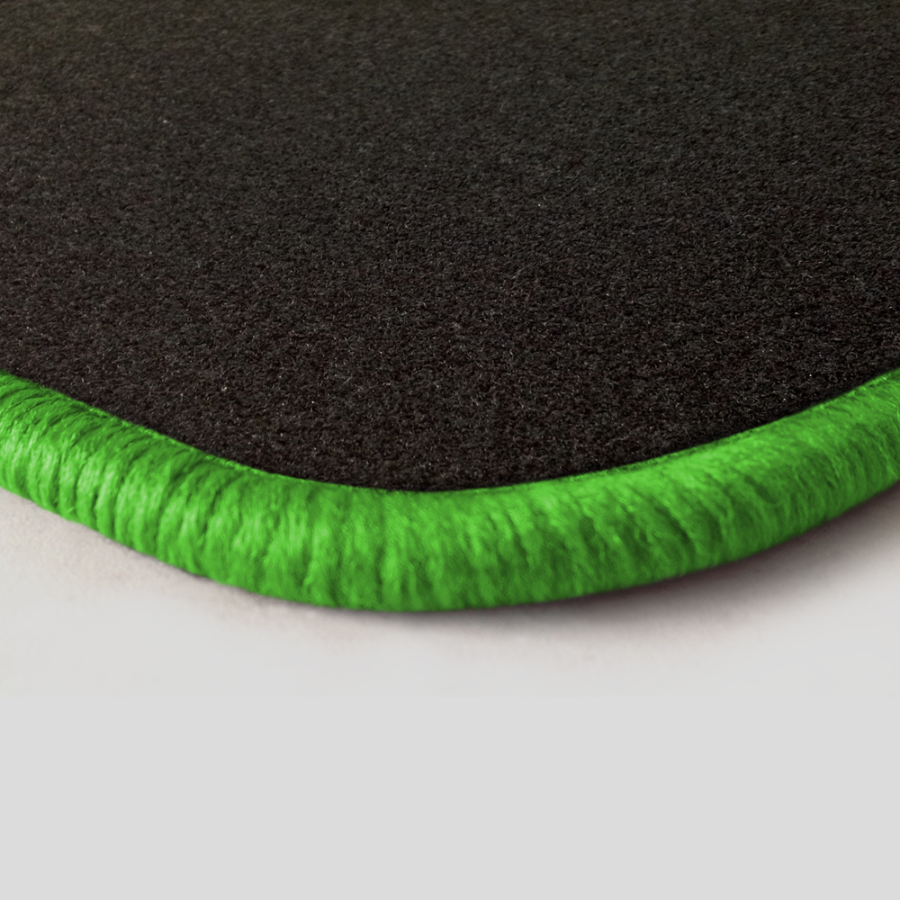 Eine Ecke als Beispiel einer Fussmatte Nadelfilz schwarz mit Rand in kawagruen.
