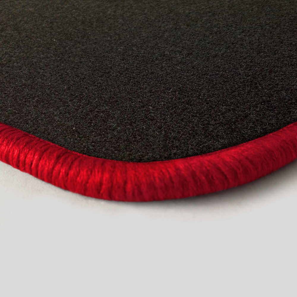 Farbmuster Ecke schwarz Q100-detail 103-rot Eine Ecke als Beispiel einer Fussmatte Nadelfilz schwarz mit Rand in rot.
