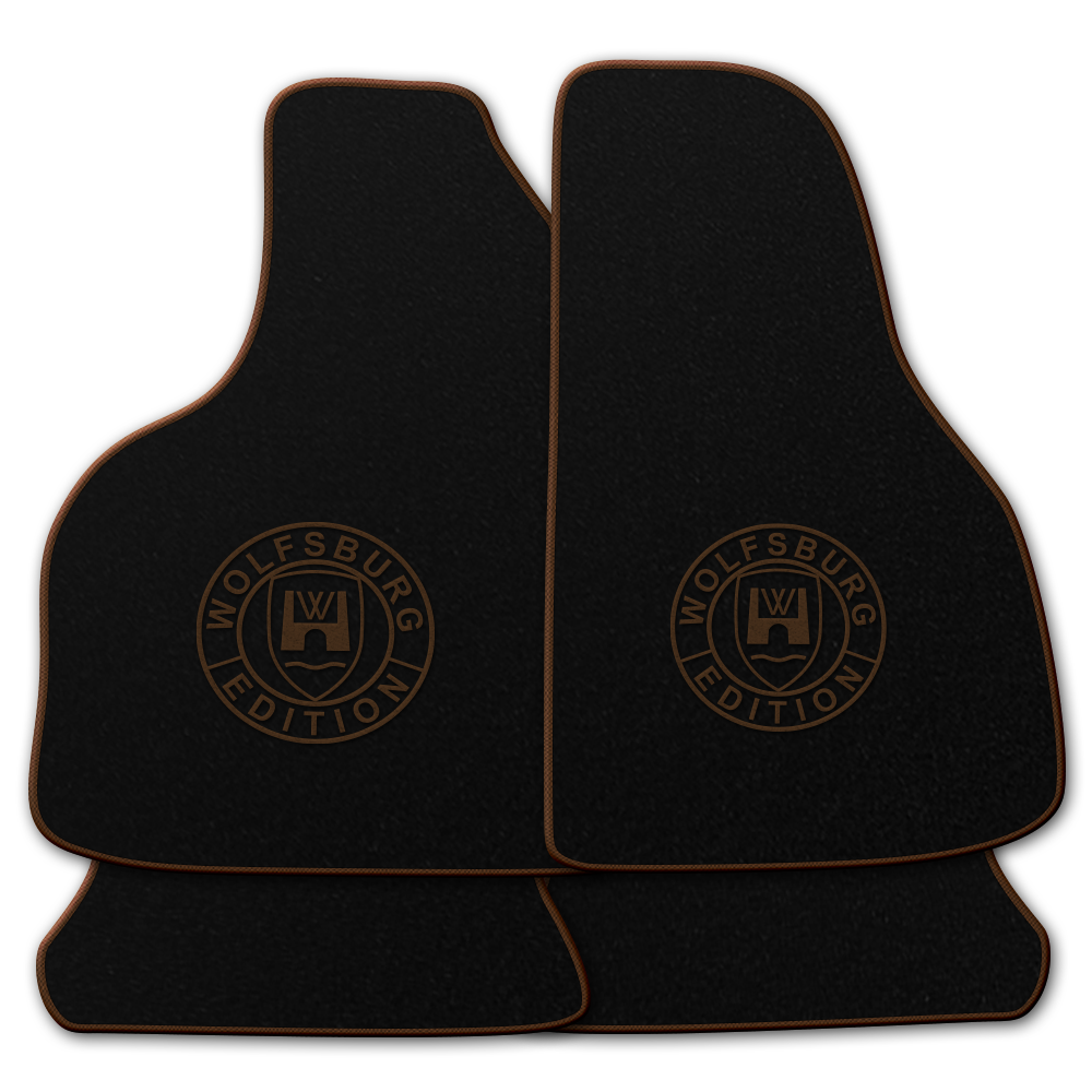 Schwarze Fußmatten mit dem Wolfsburg WOB Logo und Rand in braun.