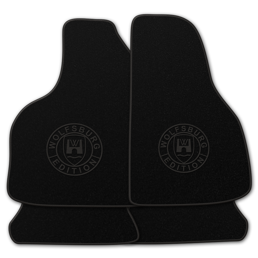 Schwarze Fußmatten mit dem Wolfsburg WOB Logo und Rand in anthrazit.
