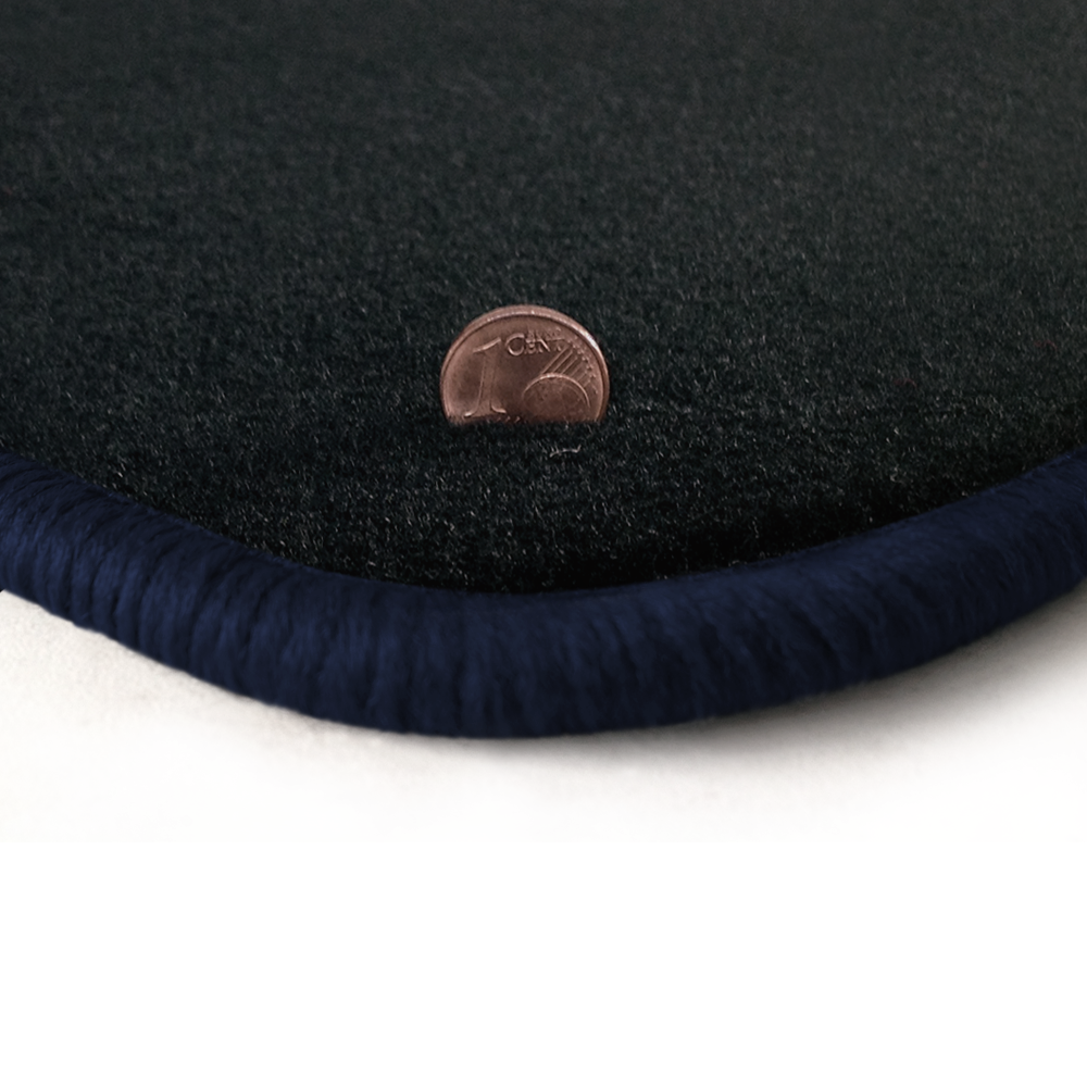 Eine Ecke als Beispiel einer Fussmatte Velours anthrazit mit Rand in dunkelblau.