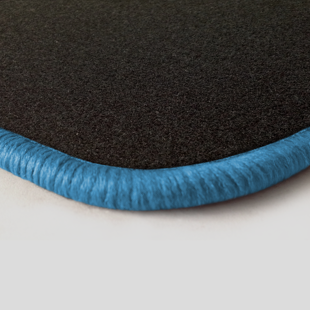 Eine Ecke als Beispiel einer Fussmatte Nadelfilz schwarz mit Rand in hellblau.