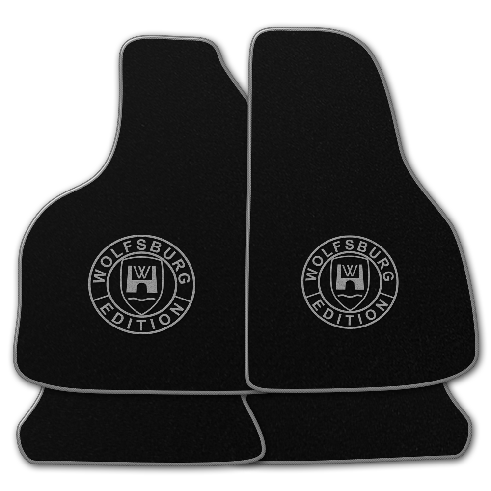 Schwarze Fußmatten mit dem Wolfsburg WOB Logo und Rand in silbergrau.