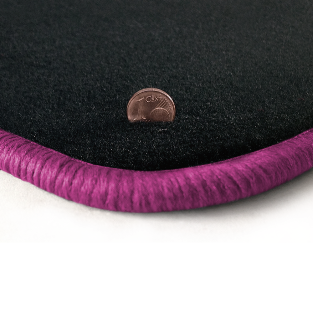 Eine Ecke als Beispiel einer Fussmatte Velours anthrazit mit Rand in pink.