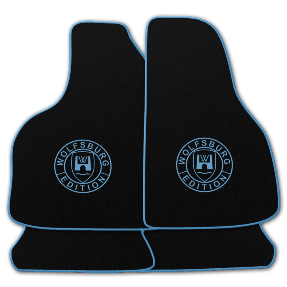 Schwarze Fußmatten mit dem Wolfsburg WOB Logo und Rand in hellblau.
