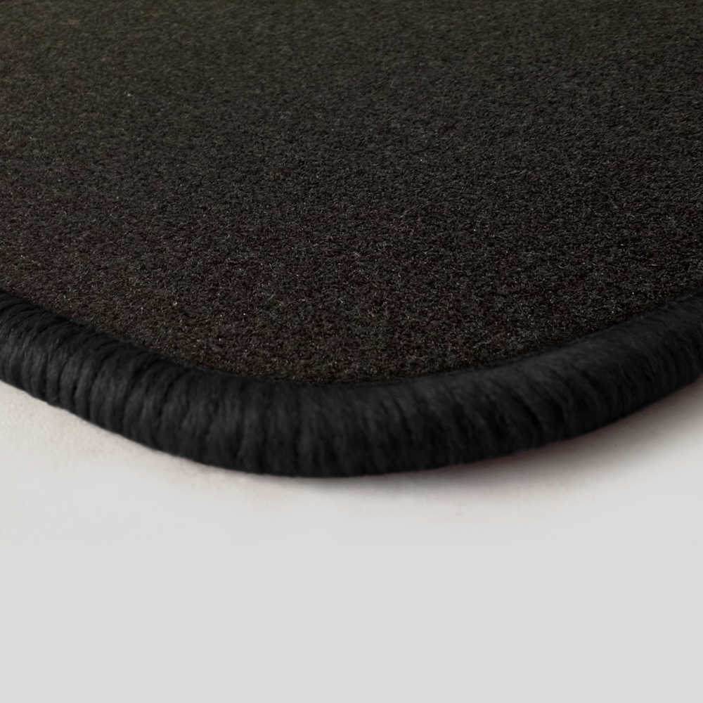 Eine Ecke als Beispiel einer Fussmatte Nadelfilz schwarz mit Rand in schwarz.