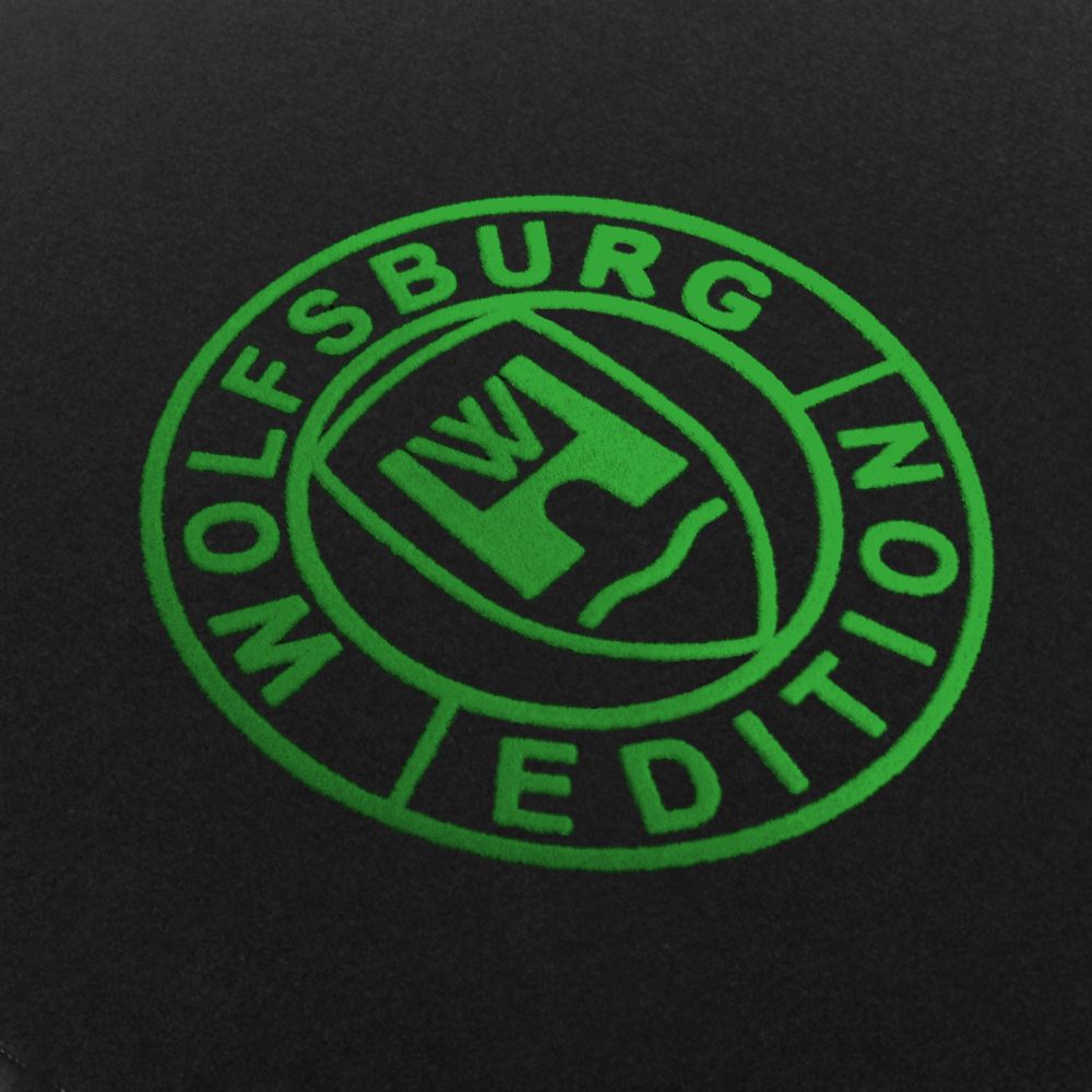 Das Wolfsburg Editions Logo auf einem schwarzen Teppich und das Logo ist in gruen.