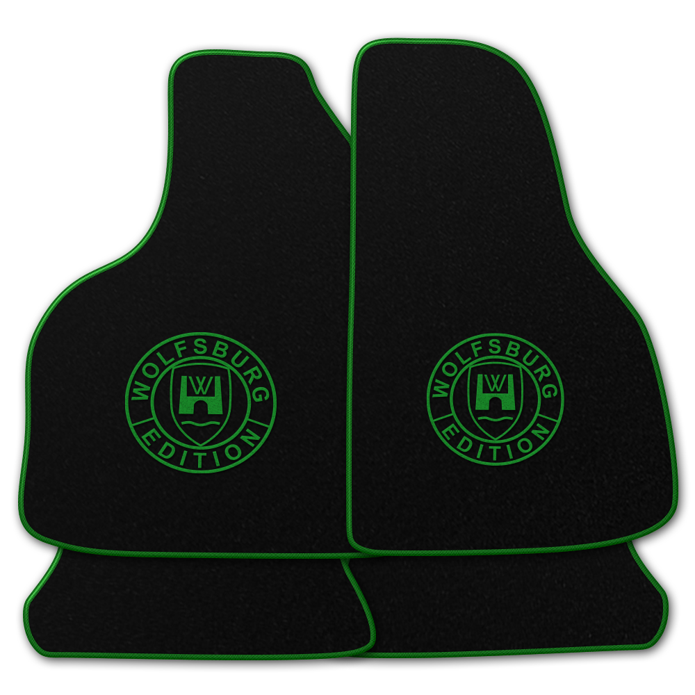 Schwarze Fußmatten mit dem Wolfsburg WOB Logo und Rand in gruen.