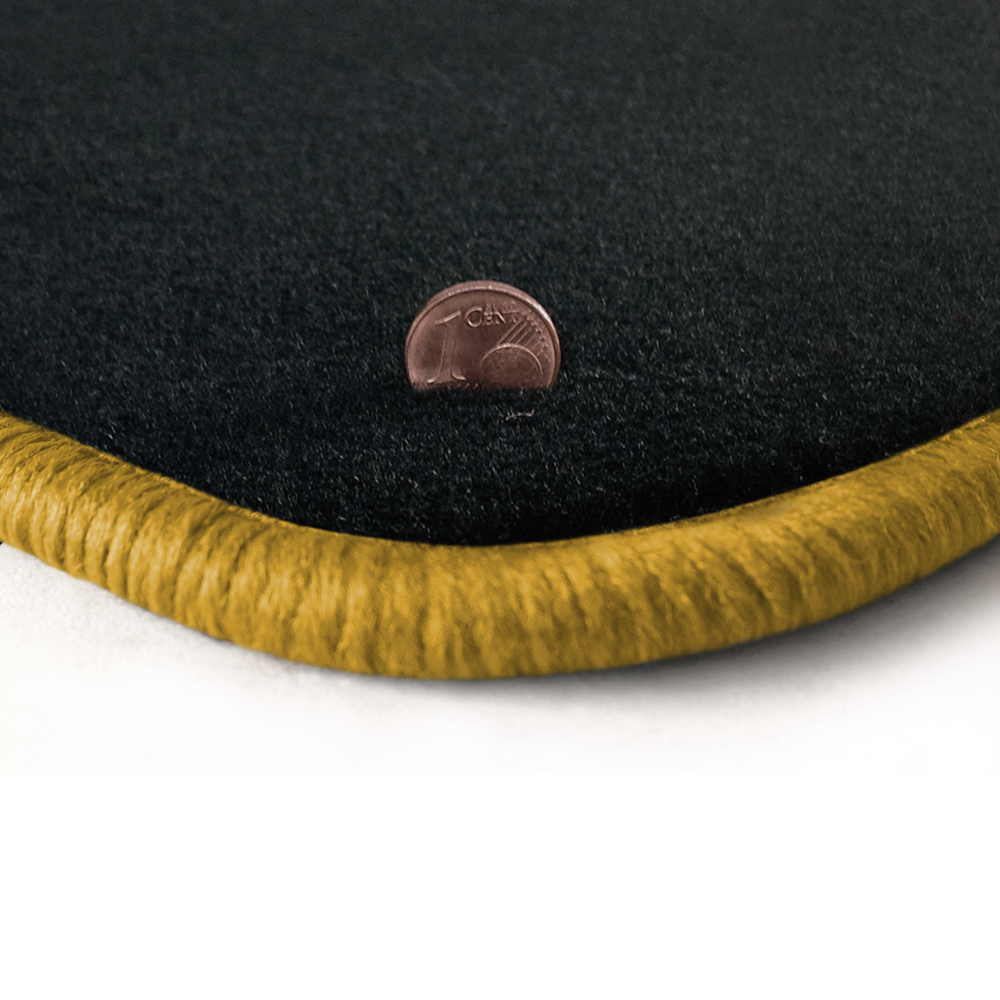 Eine Ecke als Beispiel einer Fussmatte Velours anthrazit mit Rand in gelb.