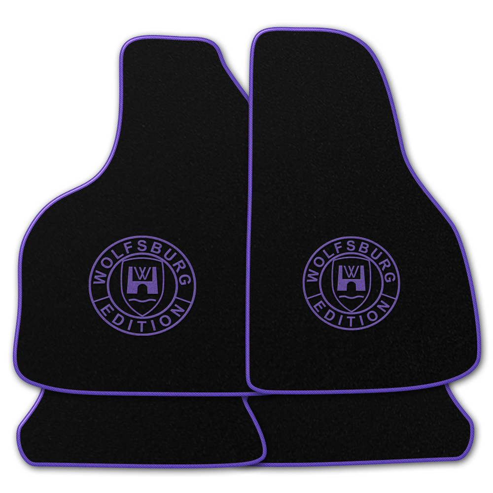Schwarze Fußmatten mit dem Wolfsburg WOB Logo und Rand in flieder.