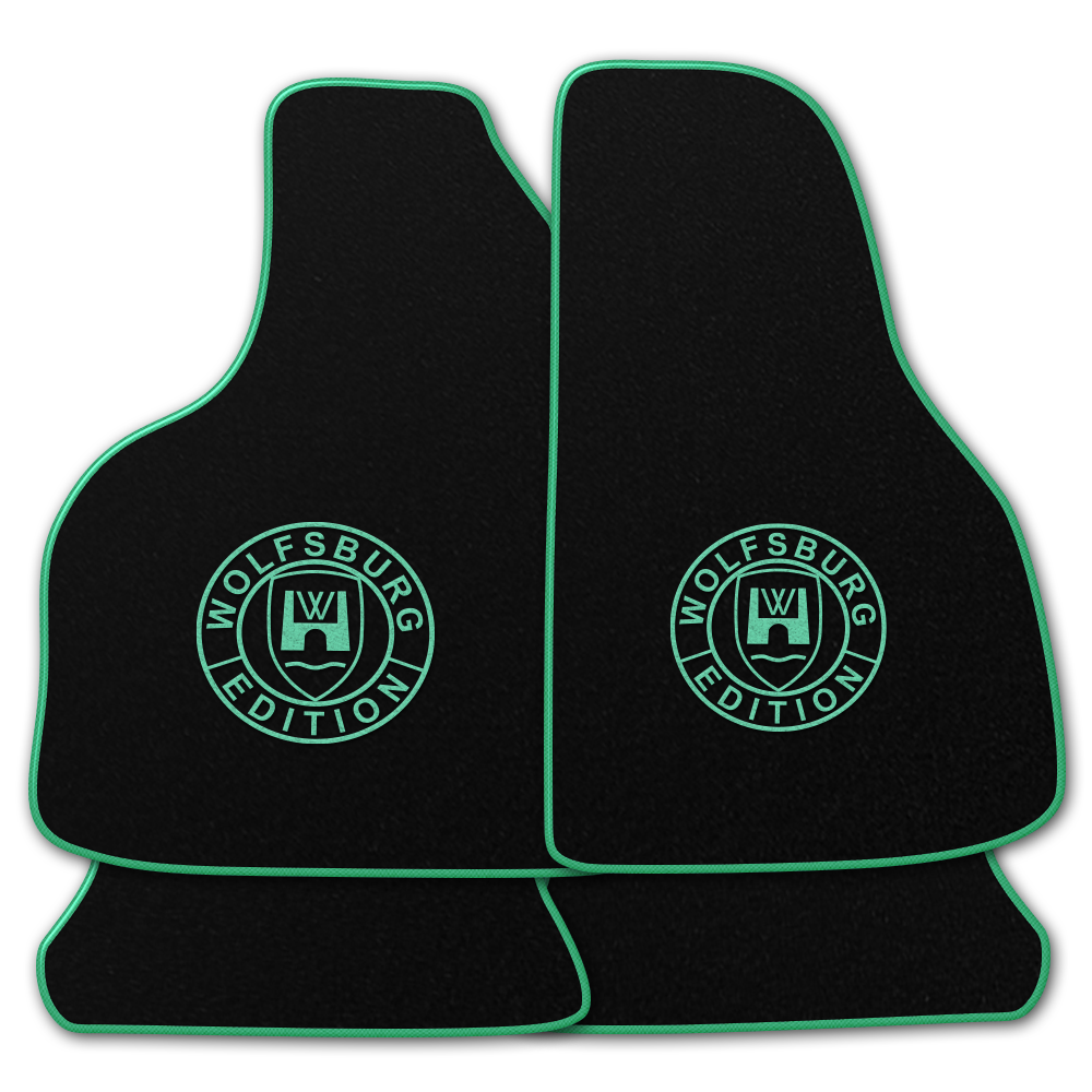 Schwarze Fußmatten mit dem Wolfsburg WOB Logo und Rand in mint.