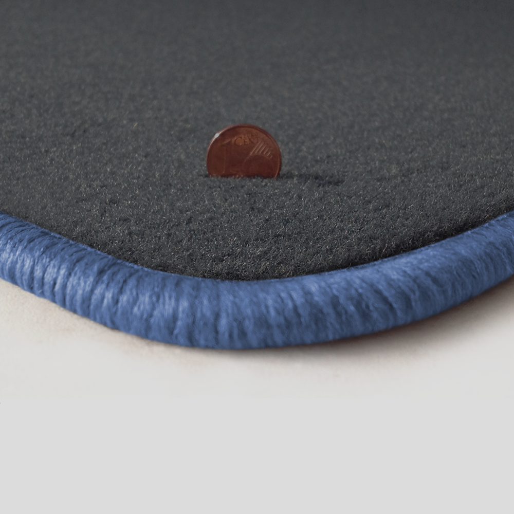 Eine Ecke als Beispiel einer Fussmatte Velours dunkelgrau mit Rand in flieder.