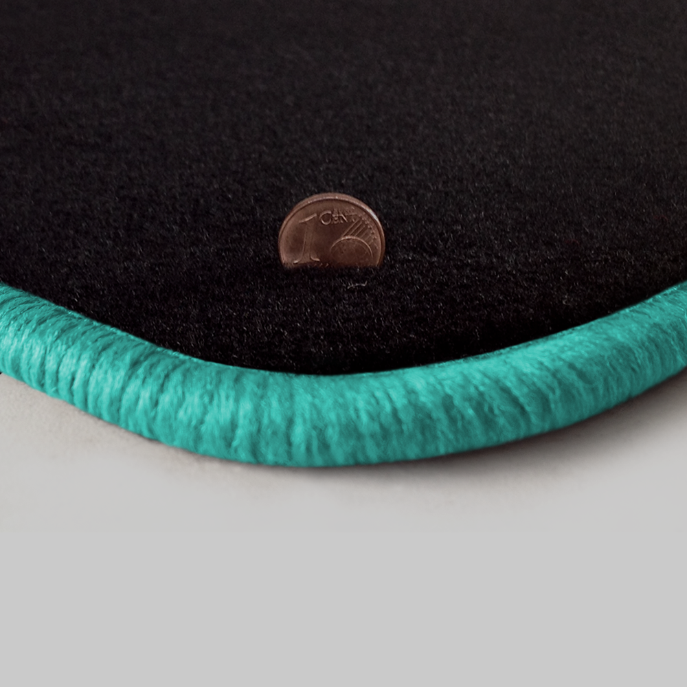 Eine Ecke als Beispiel einer Fussmatte Velours schwarz mit Rand in mint.
