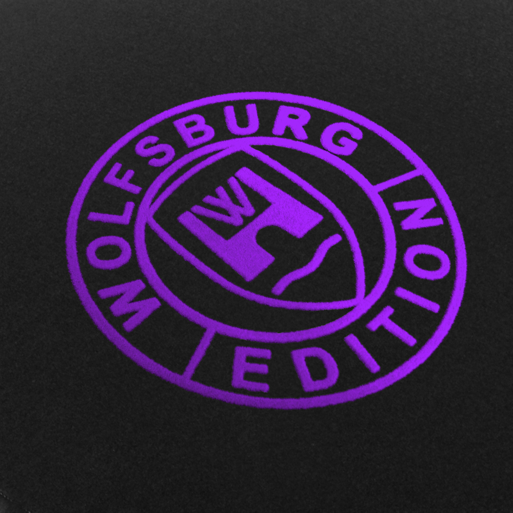 Das Wolfsburg Editions Logo auf einem schwarzen Teppich und das Logo ist in violett.