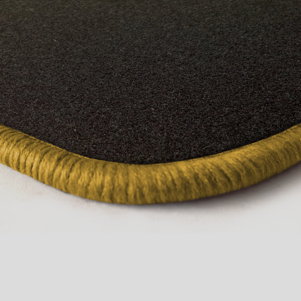Farbmuster Ecke schwarz Q100-detail 202-gold Eine Ecke als Beispiel einer Fussmatte Nadelfilz schwarz mit Rand in gold.