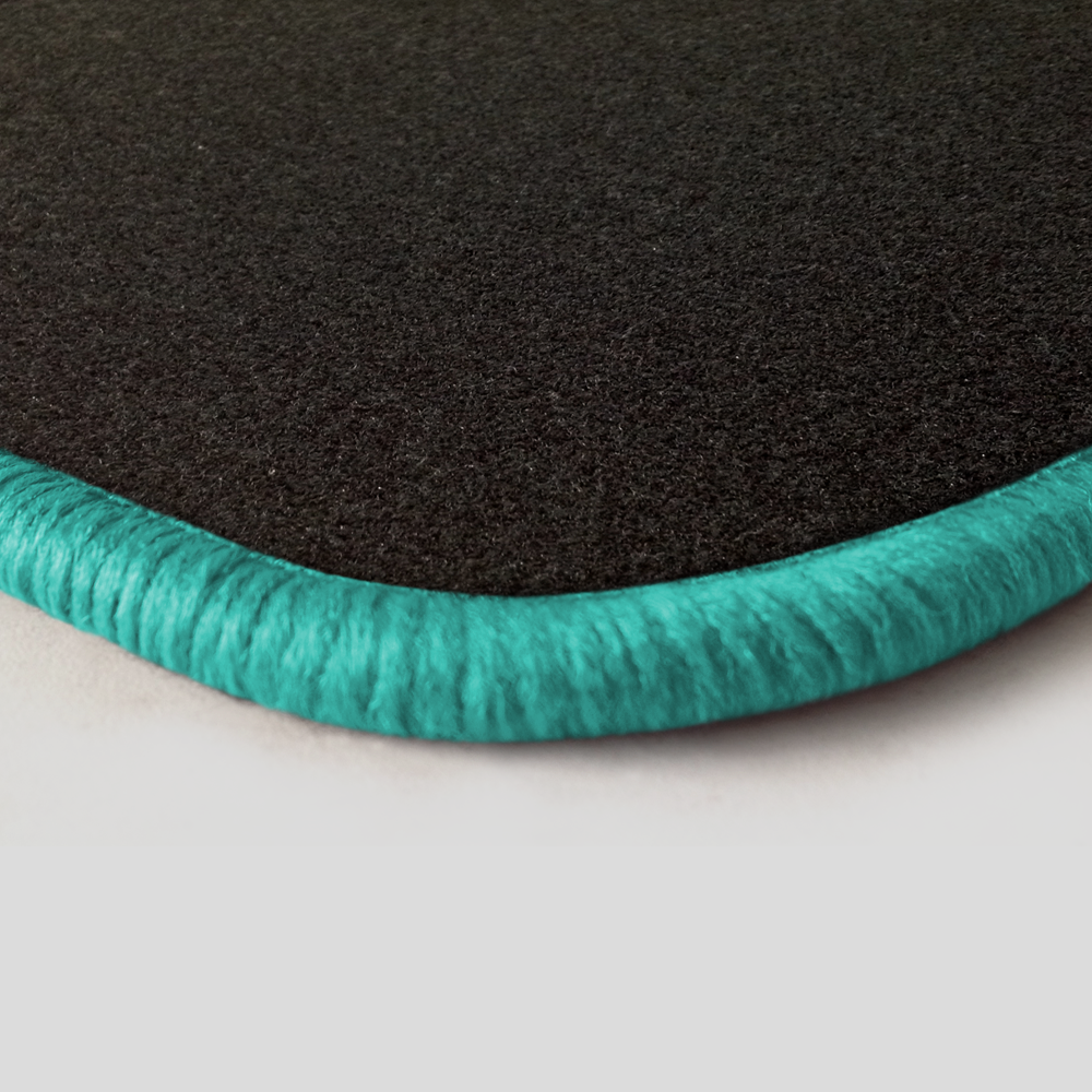 Eine Ecke als Beispiel einer Fussmatte Nadelfilz schwarz mit Rand in mint.