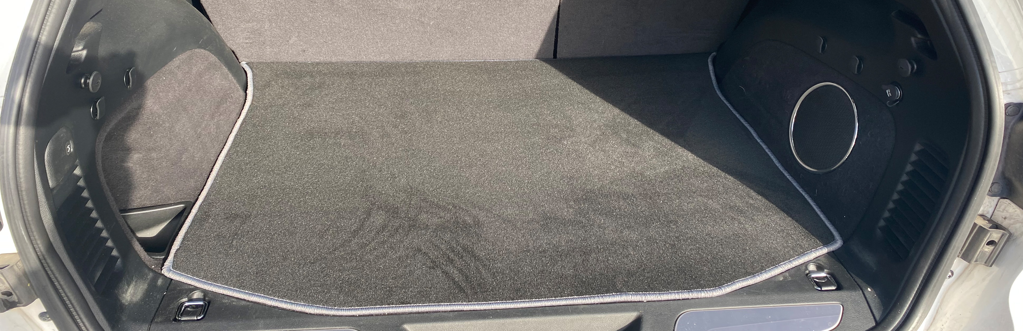 Kofferraumteppich-Banner Eine Kofferraummatte / Teppich in einem Jeep Grand Cherokee.