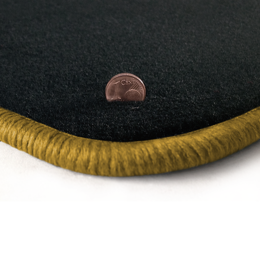 Eine Ecke als Beispiel einer Fussmatte Velours anthrazit mit Rand in gold.