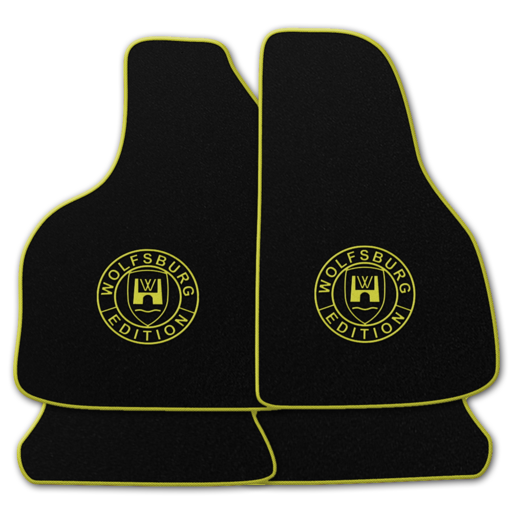 Schwarze Fußmatten mit dem Wolfsburg WOB Logo und Rand in safran.