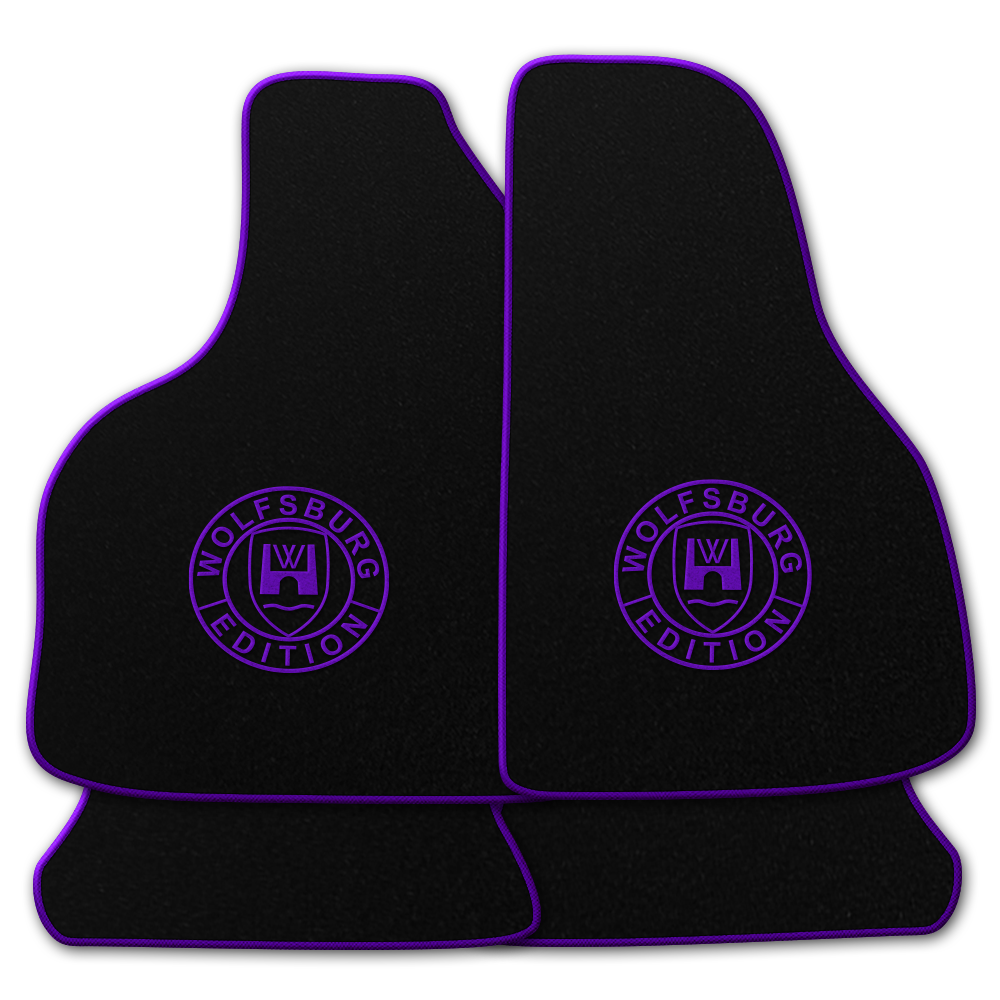 Schwarze Fußmatten mit dem Wolfsburg WOB Logo und Rand in violett.