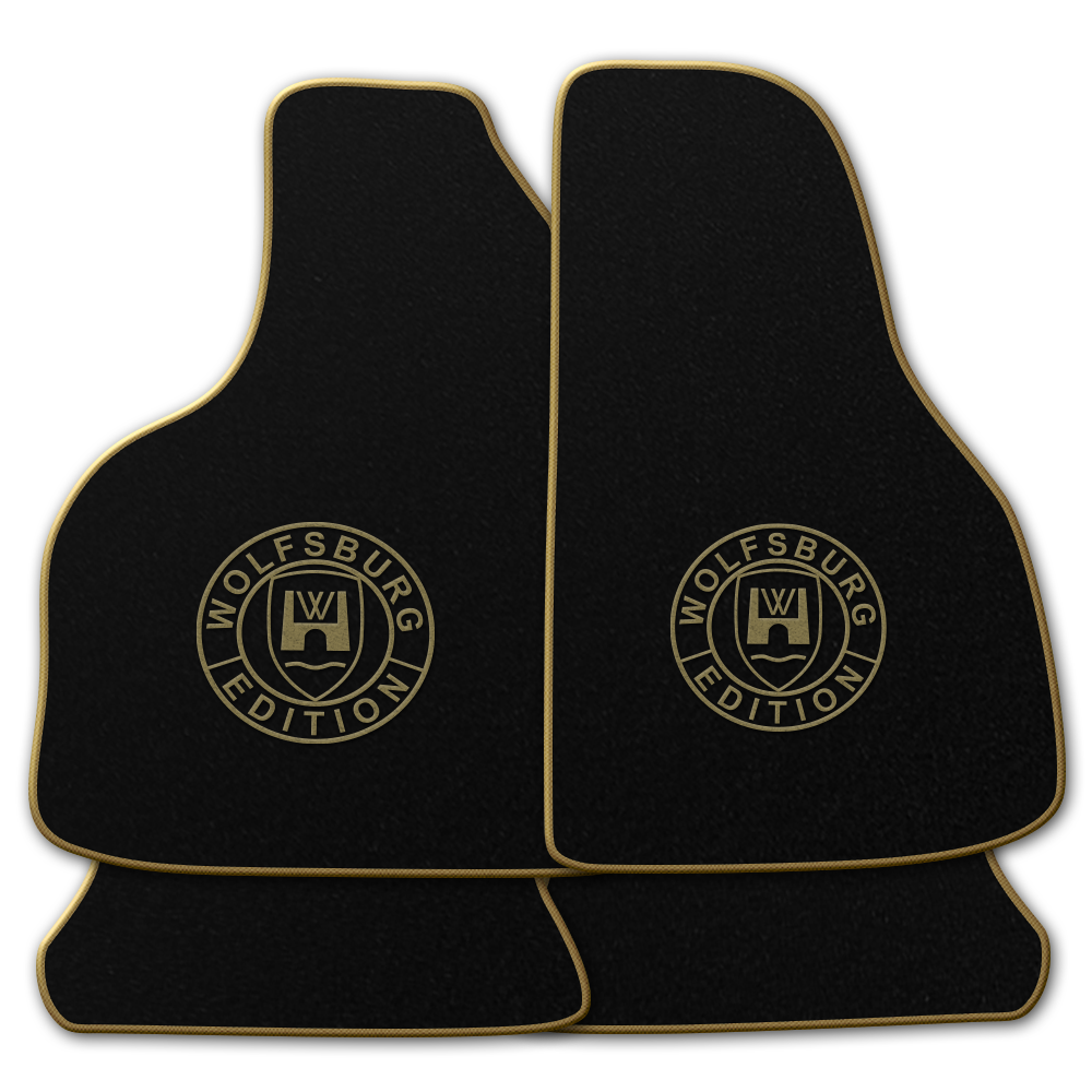 Schwarze Fußmatten mit dem Wolfsburg WOB Logo und Rand in beige.