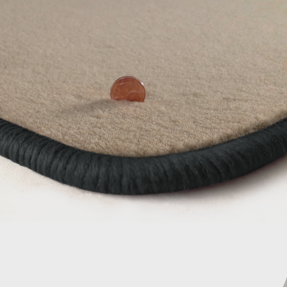 Eine Ecke als Beispiel einer Fussmatte Velours beige mit Rand in dunkelgrau.