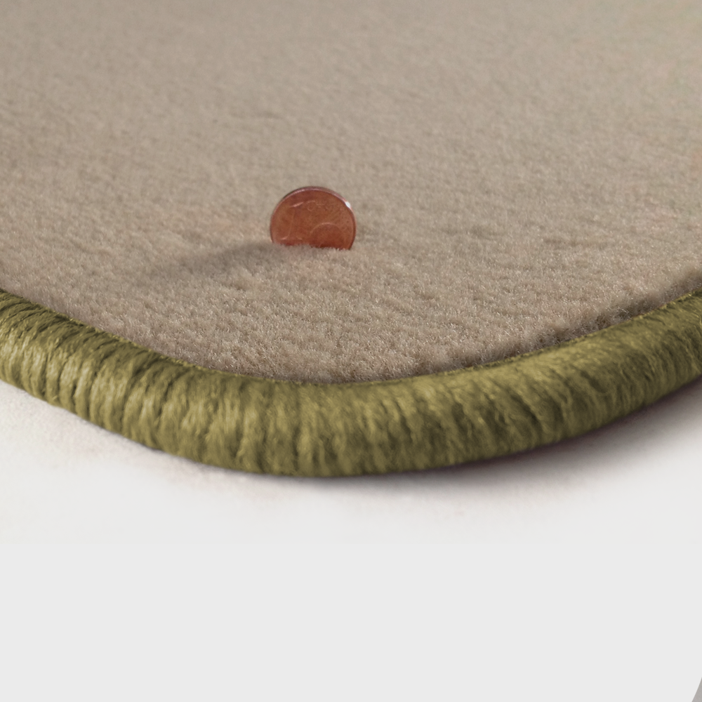 Eine Ecke als Beispiel einer Fussmatte Velours beige mit Rand in beige.
