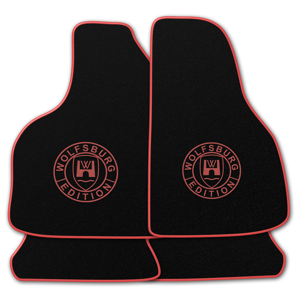 Schwarze Fußmatten mit dem Wolfsburg WOB Logo und Rand in rose..