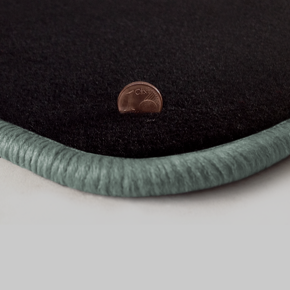 Farbmuster Ecke schwarz Q300-detail 502-silbergrau Eine Ecke als Beispiel einer Fussmatte Velours schwarz mit Rand in silbergrau.
