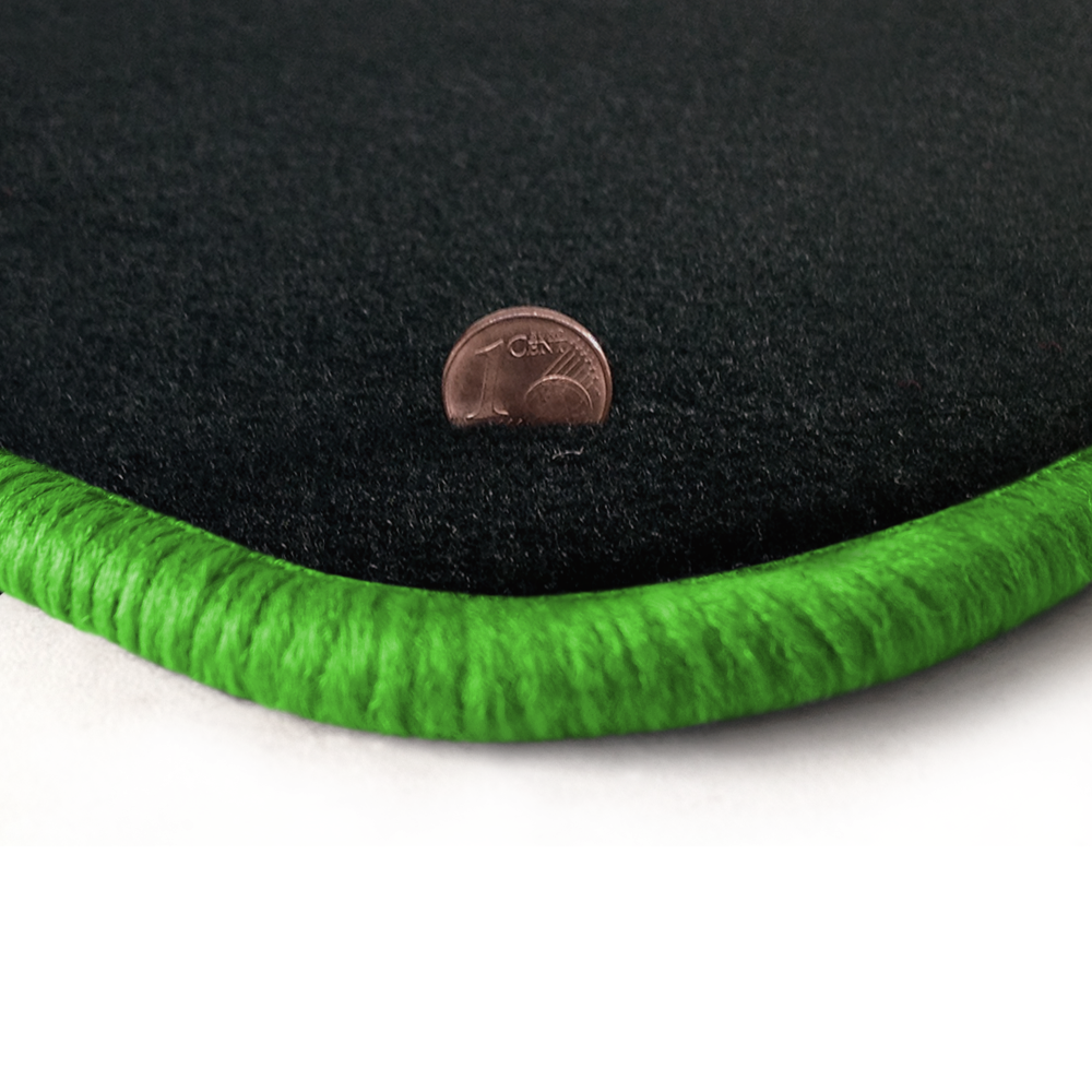 Eine Ecke als Beispiel einer Fussmatte Velours anthrazit mit Rand in kawagruen.