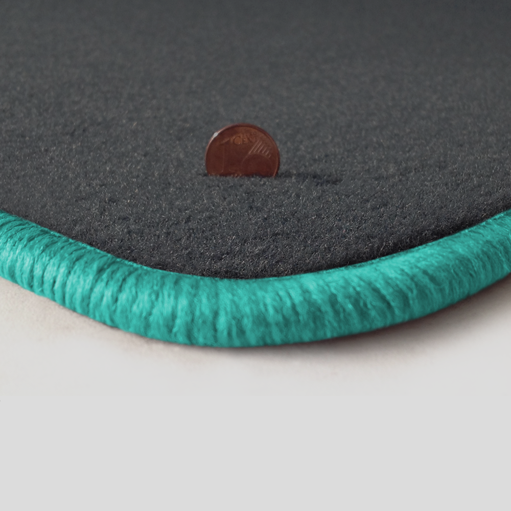 Eine Ecke als Beispiel einer Fussmatte Velours dunkelgrau mit Rand in mint.