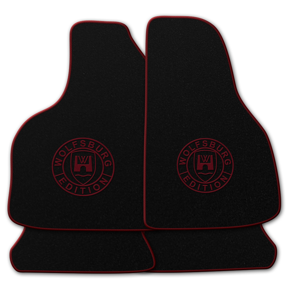 Schwarze Fußmatten mit dem Wolfsburg WOB Logo und Rand in bordeaux.