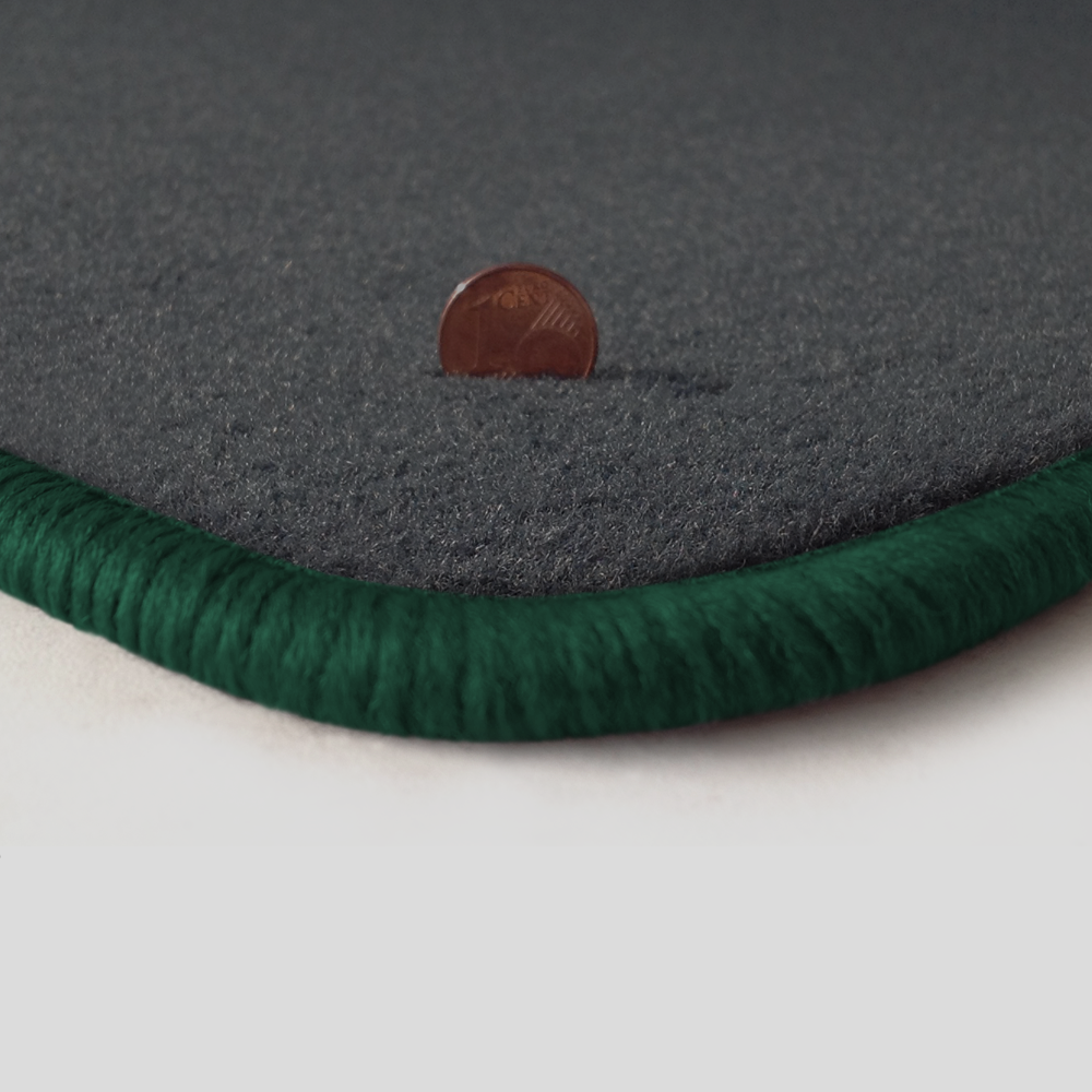 Eine Ecke als Beispiel einer Fussmatte Velours dunkelgrau mit Rand in dunkelgruen.