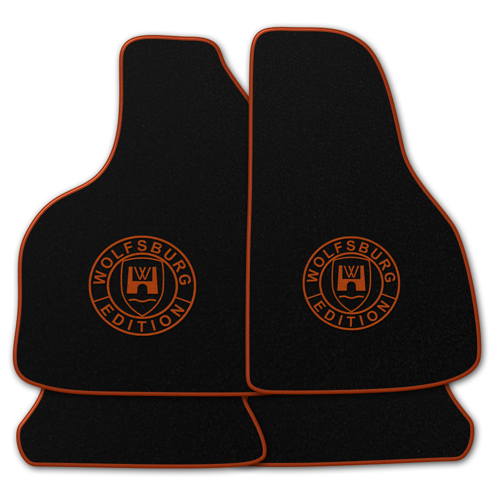 Schwarze Fußmatten mit dem Wolfsburg WOB Logo und Rand in kupfer.