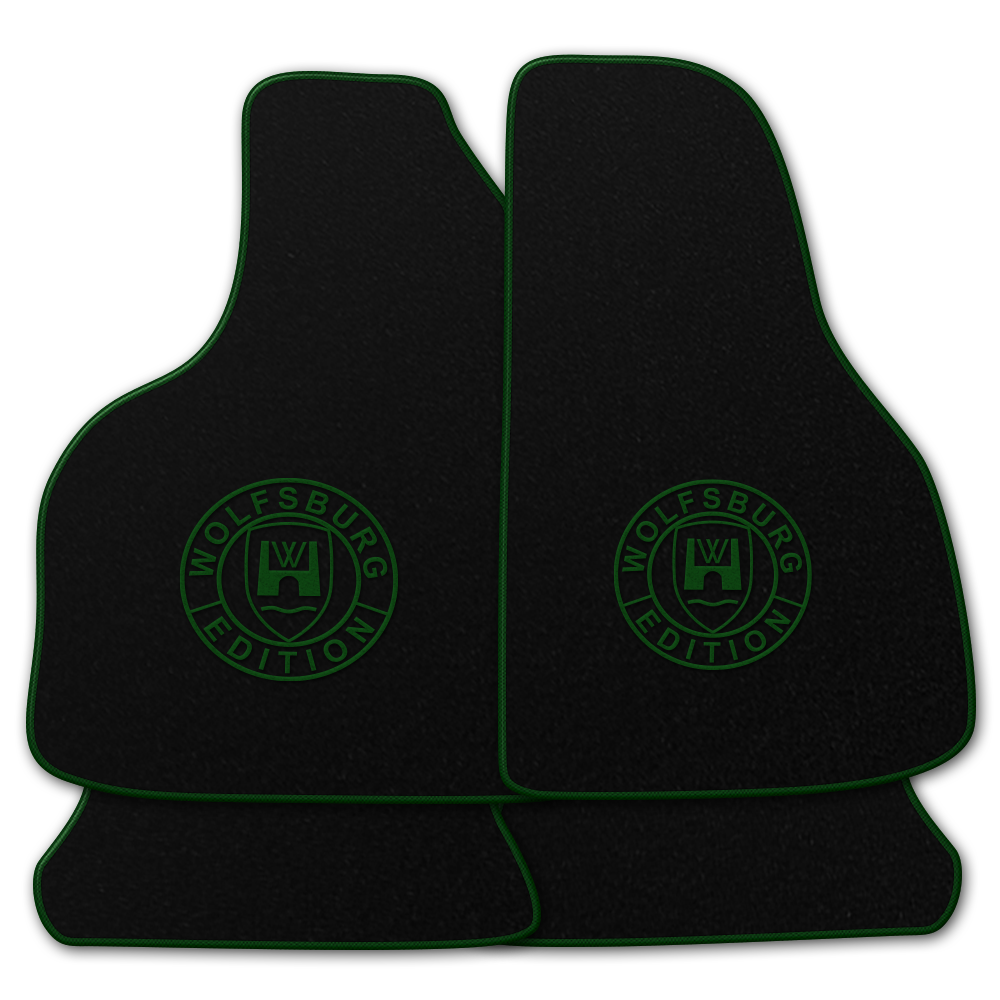 Schwarze Fußmatten mit dem Wolfsburg WOB Logo und Rand in dunkelgruen.